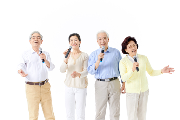 摄图网_501306152_老年人一起拿话筒唱歌（企业商用）.jpg