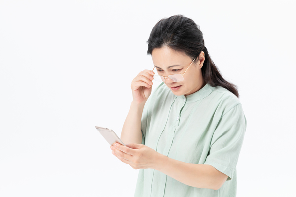 老人预防老花眼常喝三种茶保持好视力